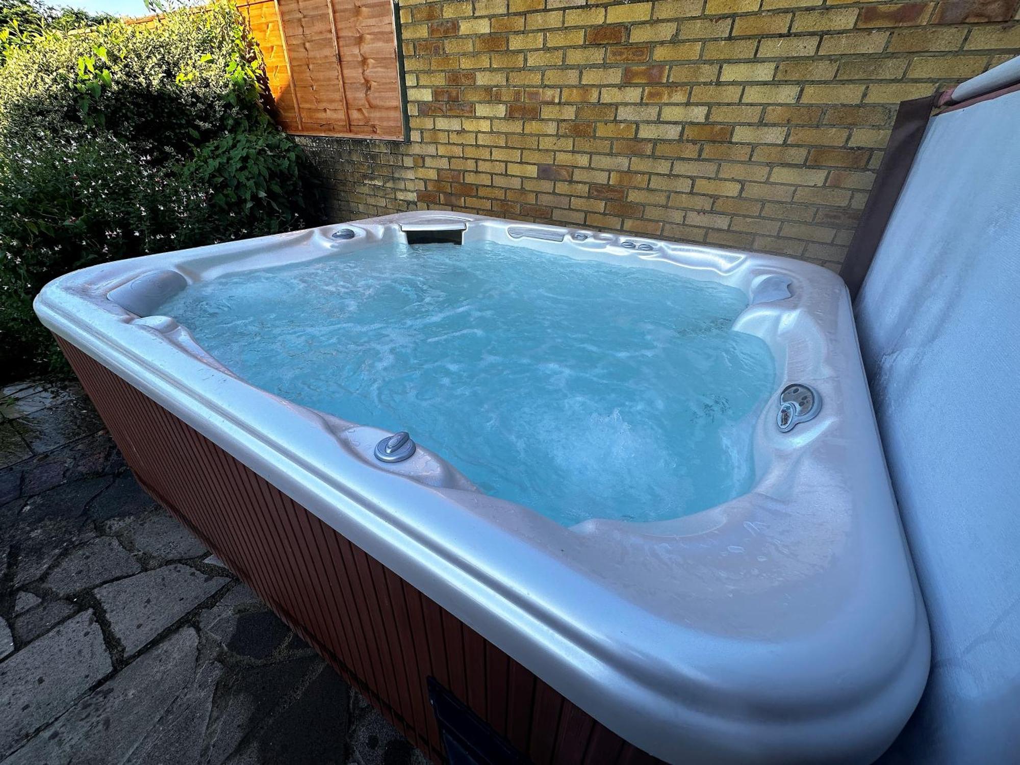 Kennedy Villa - 5 Bedroom House With Hot Tub, Wifi, Free Parkings, Close To Bicester Village Ngoại thất bức ảnh